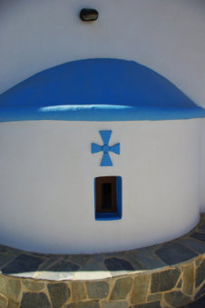 Gevel van een kapel in Menetes op Karpathos Griekenland