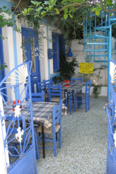 Het mooie terras van Taverne Dionysos in Menetes op Karpathos Griekenland