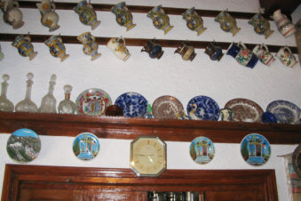 Traditioneel huis in Menetes met aardewerken borden aan de muur