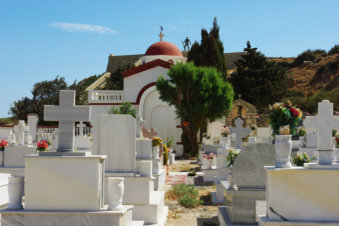 Begraafplaats in Menetes op Karpathos Griekenland