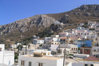 De huizen zijn terrasvormig gebouwd in Menetes op Karpathos Griekenland