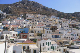 De huizen zijn terrasvormig gebouwd in Menetes op Karpathos Griekenland