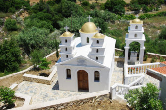 Bovenaanzicht witte kerk in Aperi Karpathos Griekenland