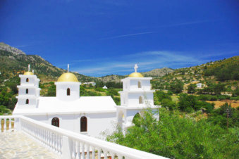 Gouden koepels op de witte kerk in Aperi Karpathos Griekenland