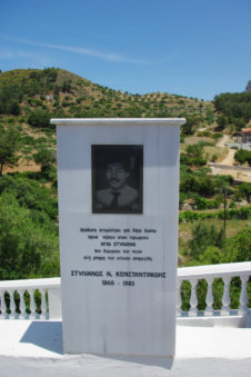 Monument bij kerk in Aperi Karpathos Griekenland