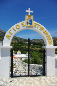 Toegangspoort kerk in Aperi Karpathos Griekenland