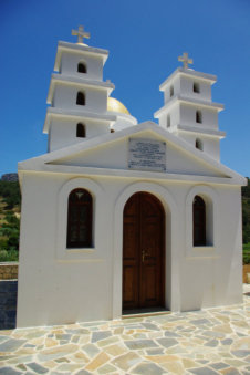Mozaiekvloer voor de witte kerk in Aperi Karpathos Griekenland