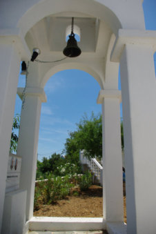 Kerktoren met klok bij de witte kerk in Aperi Karpathos Griekenland