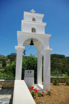 Kerktoren met klok bij de witte kerk in Aperi Karpathos Griekenland