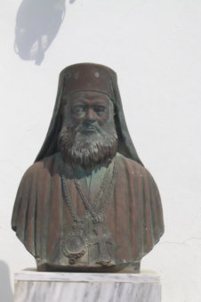 Borstbeeld bij de kerk en school in Aperi Karpathos Griekenland