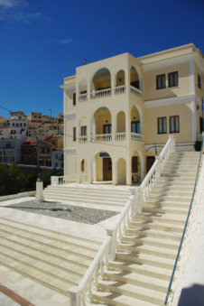 Veel trappen bij de kerk en school in Aperi Karpathos Griekenland