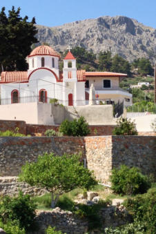 Op de achtergrond een kapel in Volada Karpathos Griekenland
