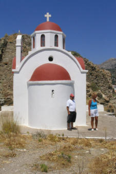 Een behoorlijke klim naar de kapel boven op de berg in Volada Karpathos Griekenland