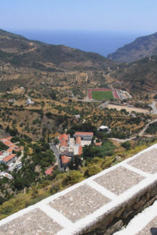 In de verte het voetbalveld van Aperi Karpathos Griekenland