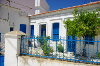 Blauw hekwerk omgeeft deze tuin in Volada Karpathos Griekenland