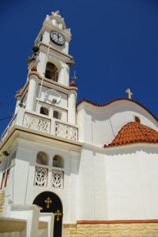 De kerk met de toren midden in Volada Karpathos Griekenland