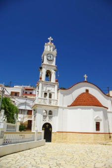 De kerk met de toren midden in Volada Karpathos Griekenland