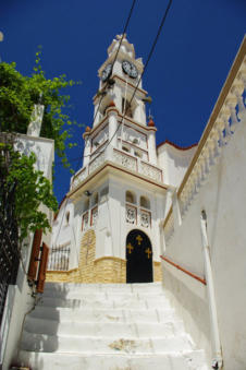 Trap naar de kerk met de toren midden in Volada Karpathos Griekenland