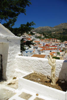 Beeldje op de begraafplaats van Volada Karpathos Griekenland