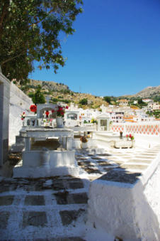 Graven op de kleine begraafplaats van Volada Karpathos Griekenland