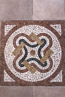 Mozaiektegels in de vloer bij de kapel in Volada Karpathos Griekenland