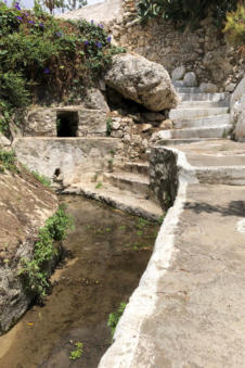 Een waterloopje door de moestuinen van Volada Karpathos