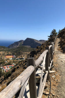 Zandpaadje leidt naar Kastro bij Mozaiektegels in de vloer bij de kapel in Volada Karpathos Griekenland