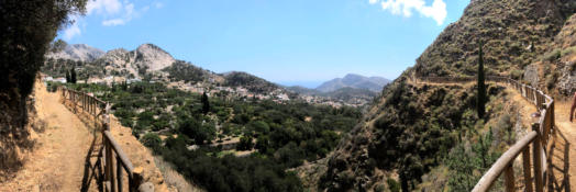 Panorama bergpad naar Kastro in Mozaiektegels in de vloer bij de kapel in Volada Karpathos Griekenland