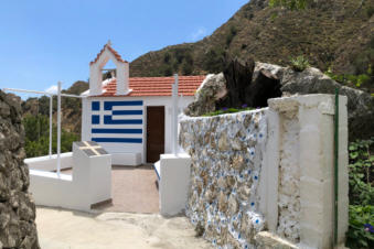 Griekse vlag op de muur van deze kapel in Volada