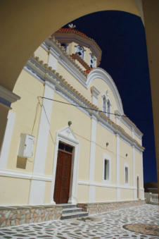 Doorkijkje bij de kerk in Othos op Karpathos Griekenland