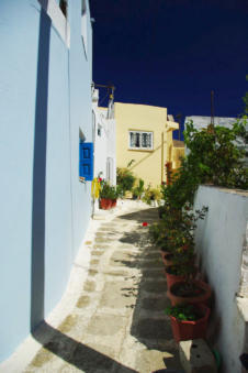 Glooiende straatjes tussen de huizen in Othos op Karpathos