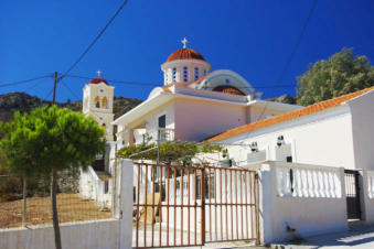 Lelijke achterzijde van de kerk in Othos op Karpathos