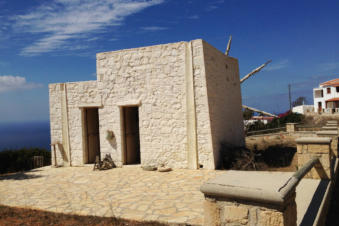 De windmolen van Piles op Karpathos Griekenland is vrij toegankelijk