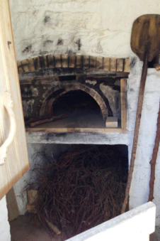 Oude oven in de windmolen van Piles op Karpathos Griekenland