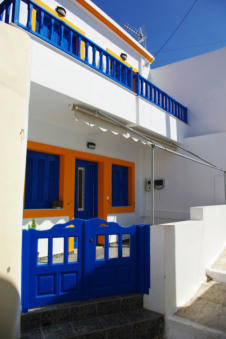 Mooi geschilderde huizen in Piles op Karpathos Griekenland