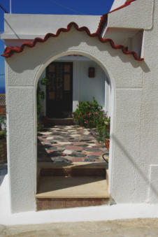 Mooie toegangspoort van een huis in Piles op Karpathos Griekenland