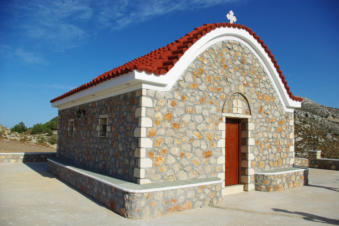 Mooie kapel in natuursteen opgebouwd op Lastos Karpathos Griekenland
