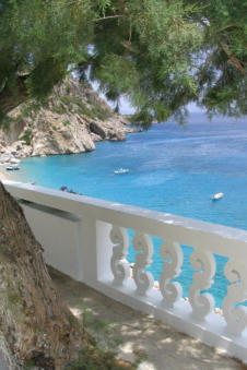 Het balkon boven Kyra Panagia op Karpathos met een mooi uitzicht