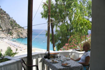 Lunchtijd op Kyra Panagia op Karpathos