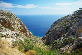 Tussen de bergen door de kustlijn bij Kyra Panagia op Karpathos