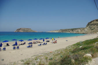 Zonaanbidders op het strand bij Lefkos op Karpathos Griekenland