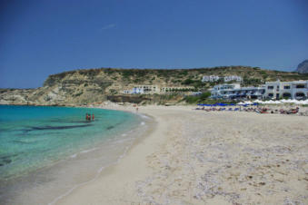 De baai waar grote golven voorkomen bij Lefkos op Karpathos Griekenland