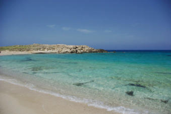 Verlaten strand op Lefkos op Karpathos Griekenland