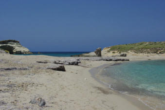 Links en rechts strand bij deze baai bij Lefkos op Karpathos Griekenland