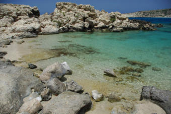 Op deze plek glashelder en ondiep water bij Lefkos op Karpathos Griekenland