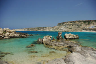 Ondiepe inham van een baai bij Lefkos op Karpathos Griekenland