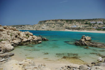 Een van de vele mooie baaien van Lefkos op Karpathos Griekenland