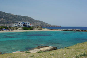 Een van de vele mooie baaien van Lefkos op Karpathos Griekenland