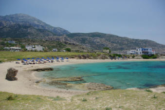 Een van de vele mooie baaien van Lefkos op Karpathos Griekenland