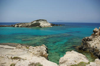 Een van de vele mooie baaien van Lefkos op Karpathos Griekenland